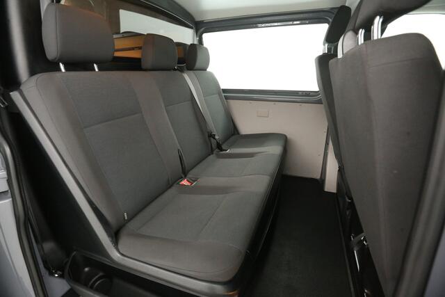 Volkswagen TRANSPORTER 2.0 TDI L2H1 | 140PK | DC | Airco | Cruise | Carplay | Trekhaak | Navi | Imperiaal | Parkeersens.