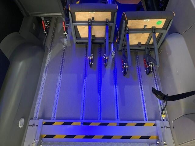 Volkswagen TRANSPORTER Kombi 2.0 TDI L2H3 > Rolstoelvervoer / 9 personenbus / rolstoelbus / invalide bus / 9 persoonsbus / groepsvervoer