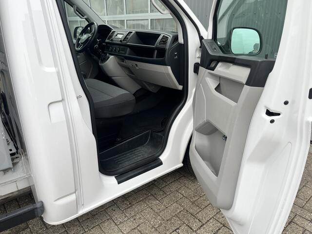 Volkswagen TRANSPORTER 2.0 TDI L2H1 150pk Pick-up Kipper open laadbak Airco Cruise controle Trekhaak 2500kg trekgewicht 1e eigenaar 3-Persoons Kieper Gereedschapskist P-up Doka Pritsche Ahk 2500kg Euro 6