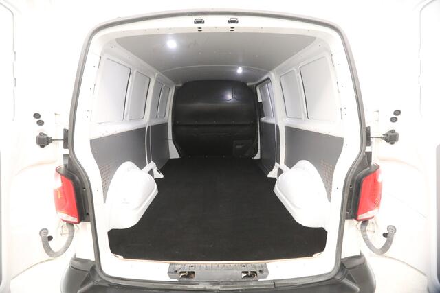 Volkswagen TRANSPORTER 2.0 TDI L2H1 | Airco | Adap. Cruise | 3-Zits | Trekh. | Camera | Carplay | Stoelverw.