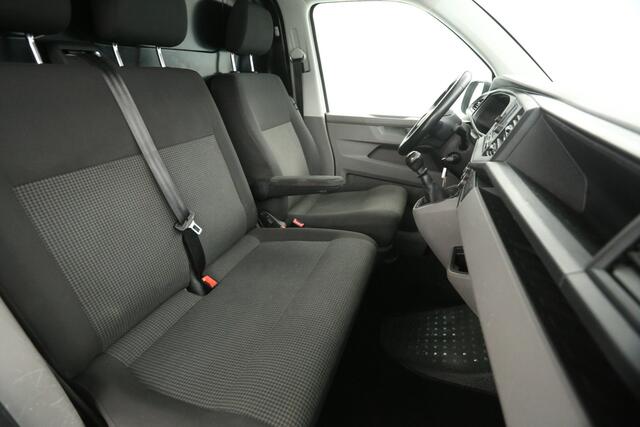 Volkswagen TRANSPORTER 2.0 TDI L2H1 | Airco | Adap. Cruise | 3-Zits | Trekh. | Camera | Carplay | Stoelverw.