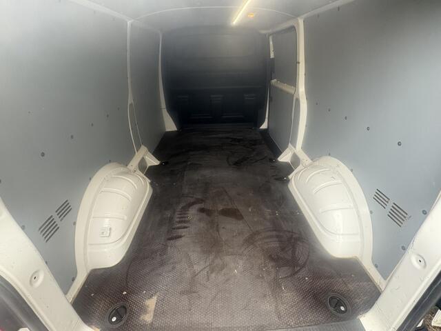 Volkswagen TRANSPORTER 2.0 TDI L2H1 - 150 PK - Trekhaak -PDC- Cruise control - Airco