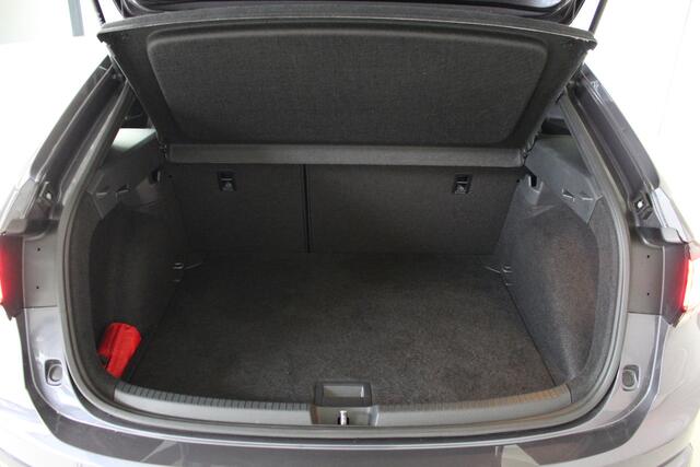 Volkswagen Taigo 1.5 TSI DSG R-Line Blackstyle Navigatie | 18" Velgen | Camera | Stoelverwarming