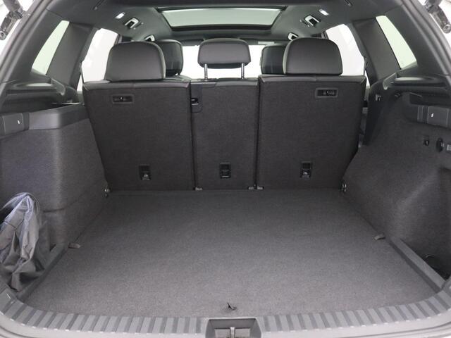 Volkswagen Tayron 1.5 eHybrid R-Line Edition 272PK DSG Trekhaak, Pano-Schuifdak, Head-Up Display, Matrix LED-Verlichting, Black Style, Leder, Harman Kardon, Keyless, 20" LM Velgen, Stoel-Stuurverwarming, 360gr. Camera