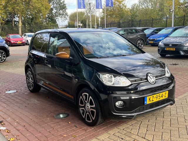 Volkswagen UP! 1.0 BMT high up! / Stoelverwarming / 15 Inch / Alcantara / Cruise control / Camera / Parkeersensoren Achter / Getint glas