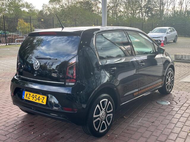 Volkswagen UP! 1.0 BMT high up! / Stoelverwarming / 15 Inch / Alcantara / Cruise control / Camera / Parkeersensoren Achter / Getint glas