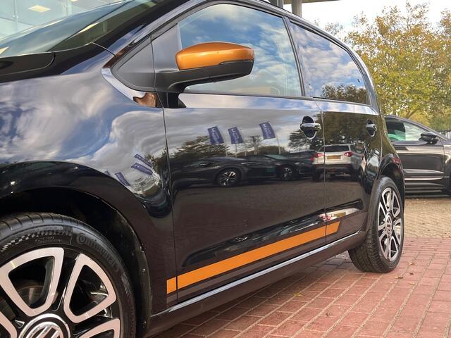 Volkswagen UP! 1.0 BMT high up! / Stoelverwarming / 15 Inch / Alcantara / Cruise control / Camera / Parkeersensoren Achter / Getint glas