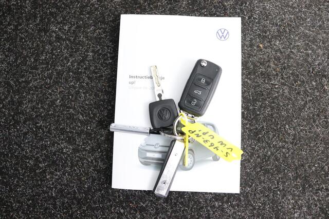 Volkswagen UP! 1.0 R-Line BOVAG Garantie | Stoelverwarming | Camera | Cruise Control | Lederen stuurwiel