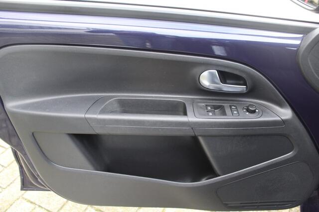 Volkswagen UP! 1.0 HIGH UP! Navi/ 5drs/ 75PK/ VW onderhouden!!