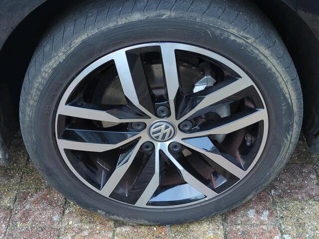 Volkswagen e-Golf E-DITION Navigatie / Parkeersensoren / Voorruitverwarming / LED / Clima / 17"LM