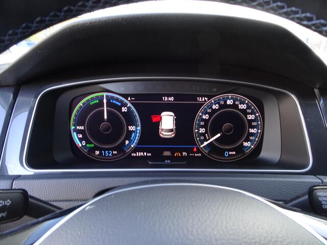 Volkswagen e-Golf E-DITION Automatische airco, navigatie, lederen bekleding, parkeersensoren voor en achter, licht metalen velgen, enz.