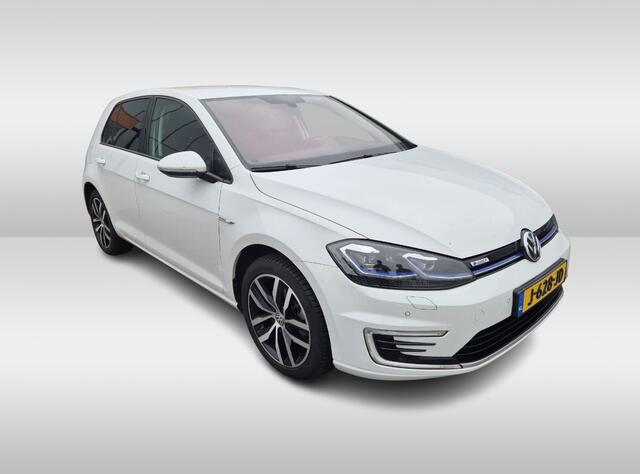 Volkswagen e-Golf E-DITION / CarPlay / Virtual Cockpit / Warmtepomp / 17'' / Parkeerhulp V+A / Stoelverwarming / DAB / ACC