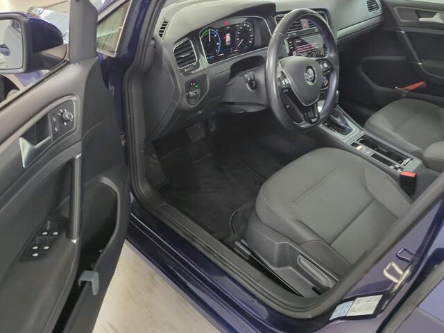 Volkswagen e-Golf E-DITION / Digitaal dashboard / LED / Navigatie / Camera / Parkeersensoren V+A / Warmtepomp /