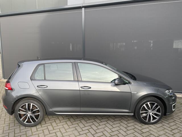 Volkswagen e-Golf E-DITION Automaat / Climate control - Cruise control adaptive - Park. sensoren V+A - Navigatie full map - MF Lederen stuurwiel - Ramen en Spiegels Elektrisch - V-stoelen verwarmbaar - Bluetooth