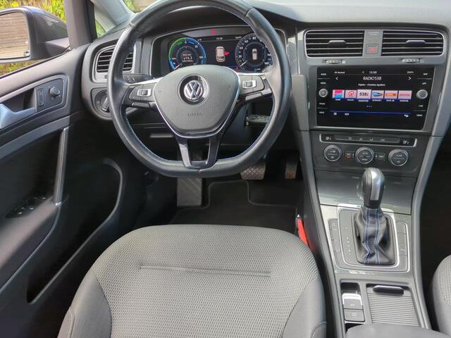 Volkswagen e-Golf E-DITION / WARMTEPOMP/ CAMERA/ PARK. SENSOREN/ DIGITAL DASHBOARD/ ADAPT. CRUISE/ LED/ NAVI/ CLIMA/ 17" LMV