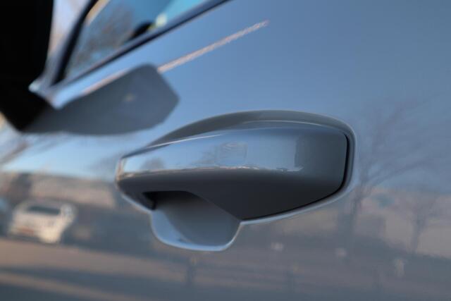 Volvo C40 Single Motor Extended Range Plus l Warmtepomp l Adaptieve Cruise Control met Pilot Assist l Blind Spot Information System l Panoramadak l Verwarmbare voorstoelen l Verwarmbaar stuurwiel l Park Assist voor + achter met camera l 2-zone Electronic Climate Co