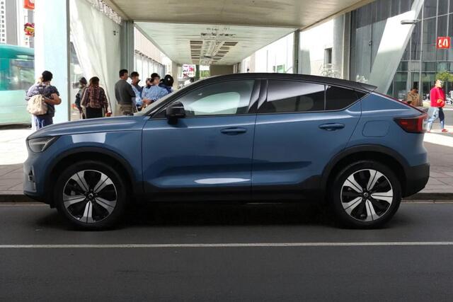Volvo C40 Recharge 300kW/408pk Aut. Twin Intro Edition 78 kWh WARMTEPOMP + PANORAMADAK + HARMAN/KARDON + EL.TREKHAAK + LEER/ALCANTARA + PILOT ASSIST + BLIS + EL.STOELEN + STOEL-&STUURVERWARMING + LANE ASSIST + ADAPT.CRUISE + 360 CAMERA + PARKSENSOREN + 19" LM-VELGE