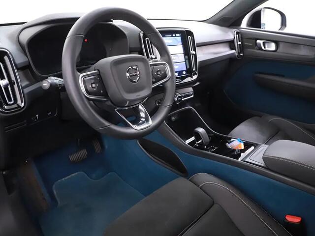 Volvo C40 Recharge 300kW/408pk Aut. Twin Intro Edition 78 kWh WARMTEPOMP + PANORAMADAK + HARMAN/KARDON + EL.TREKHAAK + LEER/ALCANTARA + PILOT ASSIST + BLIS + EL.STOELEN + STOEL-&STUURVERWARMING + LANE ASSIST + ADAPT.CRUISE + 360 CAMERA + PARKSENSOREN + 19" LM-VELGE