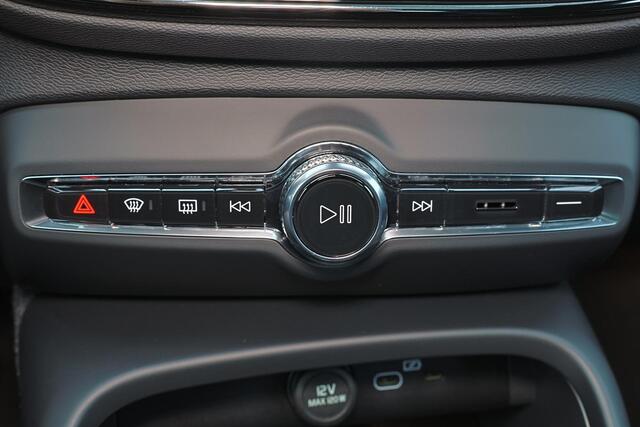 Volvo C40 Recharge Twin Ultimate 82 kWh - Panoramadak - IntelliSafe Assist & Surround - 360º Camera - Harman/Kardon audio - Verwarmde voorstoelen & stuur - Parkeersensoren voor & achter - Elektr. bedienb. voorstoelen met geheugen links - Draadloze tel. lader - Warm