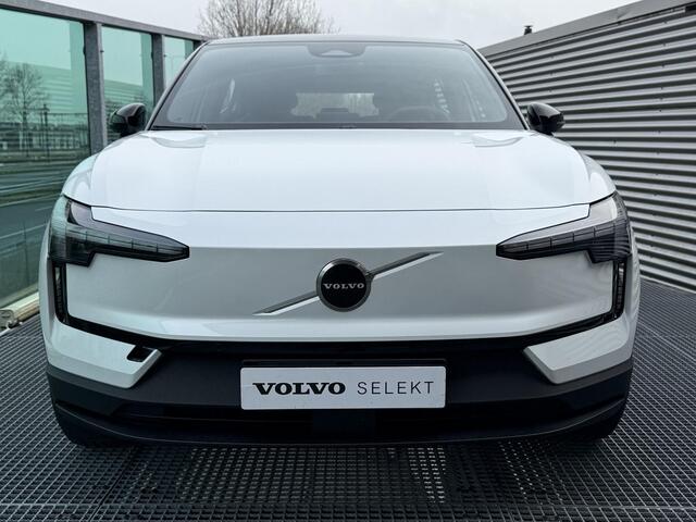 Volvo EX30 Single Motor Plus 51 kWh , Automaat , Adaptive Cruise , Stoelen+Stuur Verwarmd , BLIS , Google , Carplay , DAB , Camera , Harman/Kardon , Pilot Assist , Keyless , Draadloze oplader , Elek. Achterklep ,