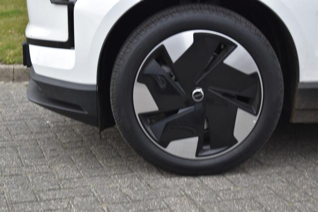 Volvo EX30 Single Motor Extended Range Plus 69 kWh ACC | Blis | H&K | Camera | 19"LMV | Elektr. klep