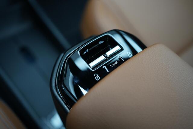 Volvo EX30 Single Motor Extended Range Plus 69 kWh - Lederen bekleding - 20' LMV - Adaptive Cruise Control - Pilot Assist - BLIS dodehoekassistentie - Harman Kardon premium audio - Keyless Drive - Elektr. bedienbare achterklep - Parkeersensoren voor & achter - Parke