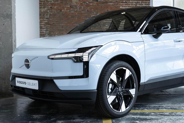 Volvo EX30 Single Motor Extended Range Plus 69 kWh | Harman Kardon Premium audio | Electrische bedienbare voorstoelen | Stoelverwarming | Stuurwielverwarming | Google infotainment | 20'' Lichtmetalen velgen | Warmtepomp |