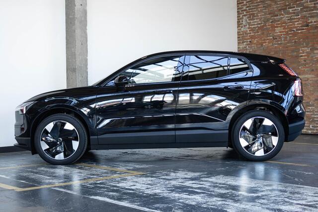 Volvo EX30 Single Motor Extended Range Plus | 5 jaar garantie! | Premium Audio by Harman Kardon | Keyless Entry | Achteruitrijcamera | Parkeersensoren V+A | Getint Glas Achter | Pilot Assist | Adaptieve Cruise Control | Draadloze Telefoonlader | Navigatiesysteem | R