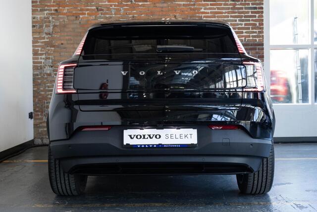 Volvo EX30 Single Motor Extended Range Plus | 5 jaar garantie! | Premium Audio by Harman Kardon | Keyless Entry | Achteruitrijcamera | Parkeersensoren V+A | Getint Glas Achter | Pilot Assist | Adaptieve Cruise Control | Draadloze Telefoonlader | Navigatiesysteem | R