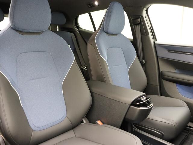 Volvo EX30 Extended Range Plus 69 kWh / ¤ 6.000,- Voorraadkorting / NIEUW 10km! / Snel leverbaar / Getint glas / Stoel + Stuurw. Verwarming / 20'' Velgen