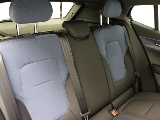 Volvo EX30 Extended Range Plus 69 kWh / ¤ 6.000,- Voorraadkorting / NIEUW 10km! / Snel leverbaar / Getint glas / Stoel + Stuurw. Verwarming / 20'' Velgen