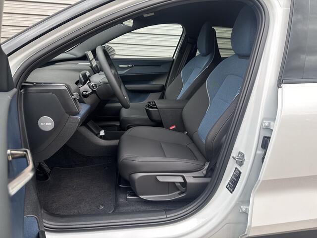 Volvo EX30 Single Motor Extended Range Plus 69 kWh / ¤ 6000 korting / 20" / Pack Climat / Extra getint glas /