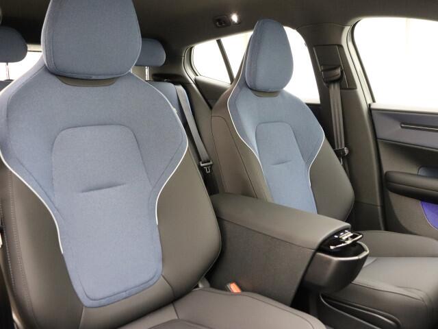Volvo EX30 Extended Range Plus 69 kWh / Stoel + Stuurw. Verwarming / El. Achterklep / Adapt. Cruise / BLIS / PDC + Camera /