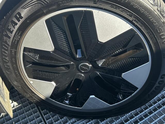 Volvo EX30 Single Motor Plus 51 kWh Harman-Kardon Premium Soundbar, Zwart dak, Verwarmde stoelen voor + Verwarmd stuur, Dual Climate Control, Keyless