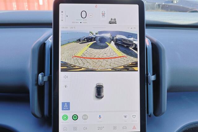 Volvo EX30 Single Motor Extended Range Plus 69 kWh Pilot Assist - Harman Kardon audio - Climate Pack - Lederen bekleding - All-season banden - Parkeercamera achter - Verwarmde voorstoelen - Parkeersensoren voor & achter - Draadloze tel. lader - Le 21' LMV - Keyless