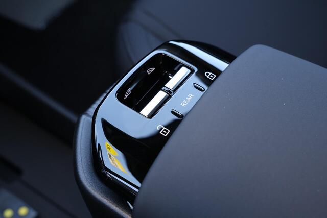 Volvo EX30 Extended Range Plus 69 kWh - Adaptive Cruise Control - Parkeercamera achter - Parkeersensoren - Extra getint glas - 19' LMV