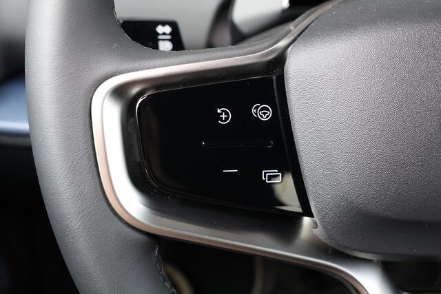 Volvo EX30 Extended Range Plus 69 kWh - Adaptive Cruise Control - Harman/Kardon audio - Parkeercamera achter - Parkeersensoren voor & achter - Apple Carplay - Extra getint glas - 19' LMV