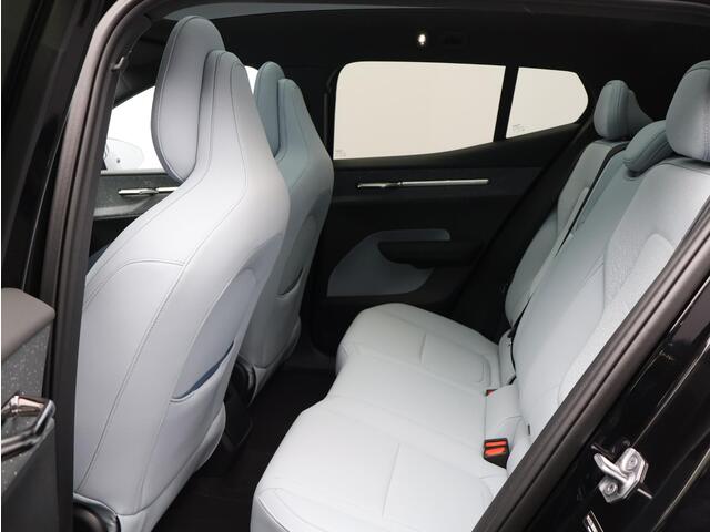Volvo EX30 Single Motor Extended Range Ultra Automaat / Breeze Blue Interieur / Panoramisch Dak / 360* Camera / Elektrische Stoelen / Harman Kardon / Extra Getint Glas /