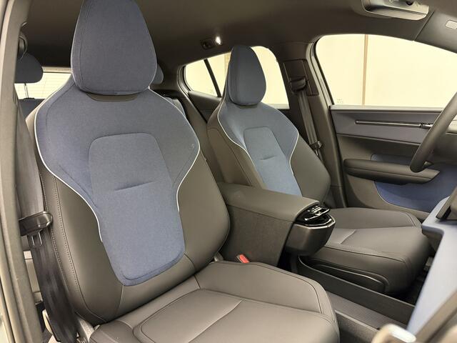 Volvo EX30 Extended Range Plus 69 kWh / Stoel/- en stuurverwarming / Harman en Kardon /