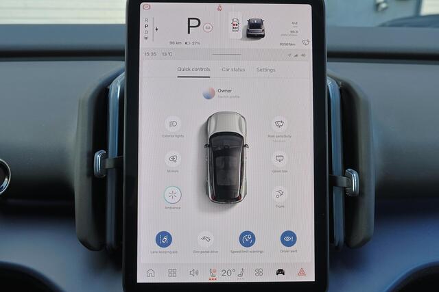 Volvo EX30 Extended Range Ultra 69 kWh - Panoramadak - Climate Pack - Adaptive Cruise Control - dodehoekdetectie met correctie - 360º Camera - Harman/Kardon audio - Parkeersensoren voor & achter - Draadloze tel. lader - Extra getint glas - 20' LMV