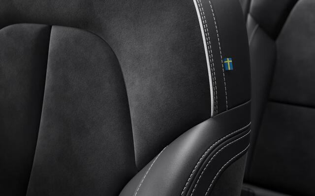 Volvo EX40 Single Motor Extended Range 252 PK Plus Black Ed. 82 kWh | Climate Pack | Edition Pack | 20 inch velgen | Panorama dak |