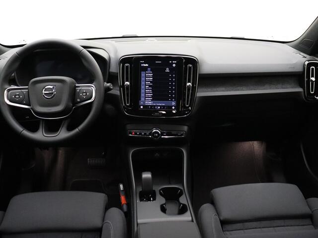 Volvo EX40 Extended Range Plus 82 kWh / Stoel /- en stuurverwarming / Warmtepomp / Extra getint glas / Zwart dak /