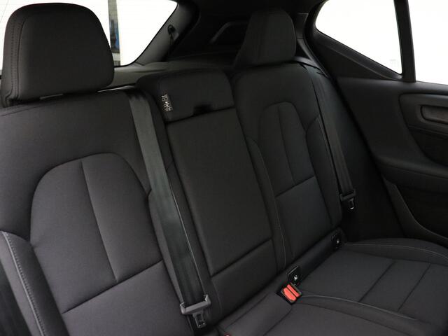 Volvo EX40 Extended Range Plus 82 kWh / NIEUW / DIRECT LEVERBAAR / GETINT GLAS / ALL SEASON BANDEN / ZWART DAK /