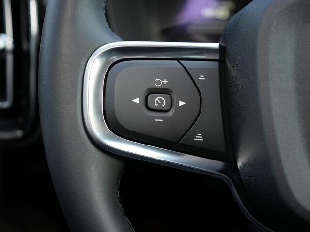 Volvo EX40 Single Motor Plus 70 kWh Plus - Intellisafe Assist & Surround - Parkeercamera achter - Verwarmde voorstoelen & stuur - Parkeersensoren voor & achter - Keyless - Elektr. bedienbare achterklep - Warmtepomp - Google Maps - 19' LMV