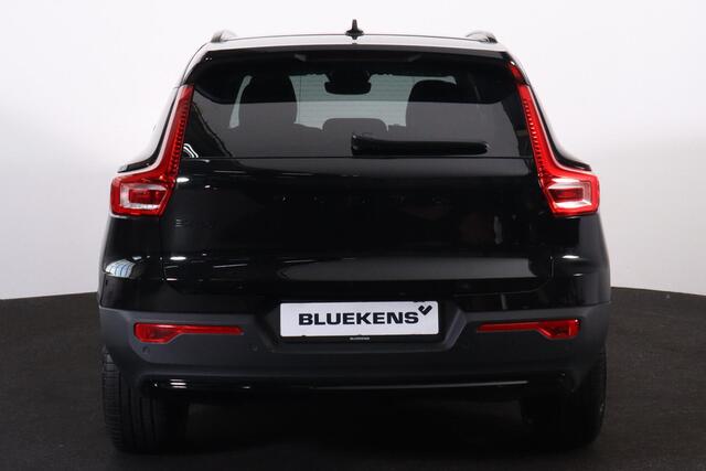 Volvo EX40 Plus Black Edition 70 kWh - IntelliSafe Assist & Surround - 360º Camera - Harman/Kardon audio - Verwarmde voorstoelen & stuur - Parkeersensoren voor & achter - Draadloze tel. lader - Warmtepomp - Extra getint glas - 20' LMV