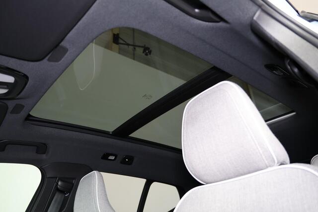 Volvo EX40 Extended Range Ultra 82 kWh - Panorama/schuifdak - IntelliSafe Assist & Surround - 360º Camera - Harman/Kardon audio - Verwarmde voorstoelen, stuur & achterbank - Parkeersensoren voor & achter - Elektr. bedienb. voorstoelen met geheugen links - Draadloze 