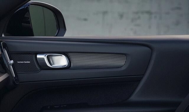 Volvo EX40 252PK Single Motor Extended Range 82 kWh Plus / Lounge Pakket / Extra getint glas / 360 Camera / 20'' velgen / Panoramadak / Zwart dak