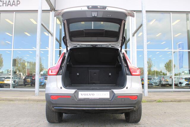 Volvo EX40 Extended Range Plus 82 kWh / Keyless entry / BLIS / Stoel/- en stuurverwarming / Trekhaak / Camera /