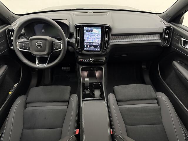 Volvo EX40 Extended Range Ultra Black Edition / Bumperdelen in exterieurkleur / Verlaagd / Zijprofielen / Dakspoiler / Harman en Kardon audio / Panorama dak / Stoel/- en stuurverarming /