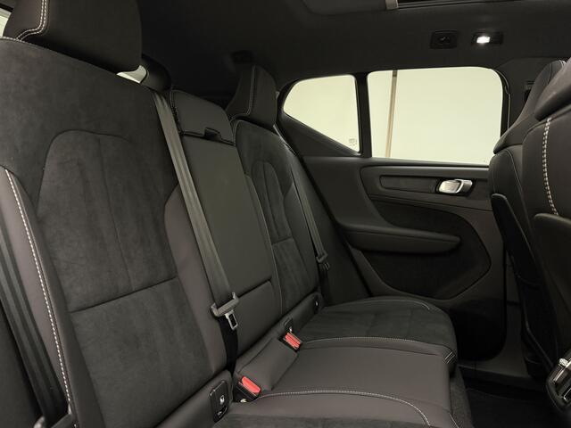 Volvo EX40 Extended Range Ultra Black Edition / Bumperdelen in exterieurkleur / Verlaagd / Zijprofielen / Dakspoiler / Harman en Kardon audio / Panorama dak / Stoel/- en stuurverarming /